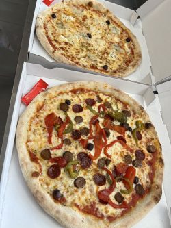 pizzeria Cagnes sur Mer-cuisine italienne Alpes Maritimes-pizzas Villeneuve Loubet-burgers La Colle sur Loup-livraison de pizzas Saint Laurent du Var-livraison de plats Saint Paul de Vence